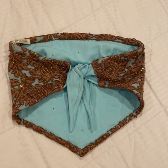 Tori Spelling’s Eduardo Lucero Y2K skirt and top glam formal outfit - Picture 8 of 13